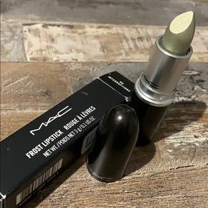 Mac lipstick color no interruptions